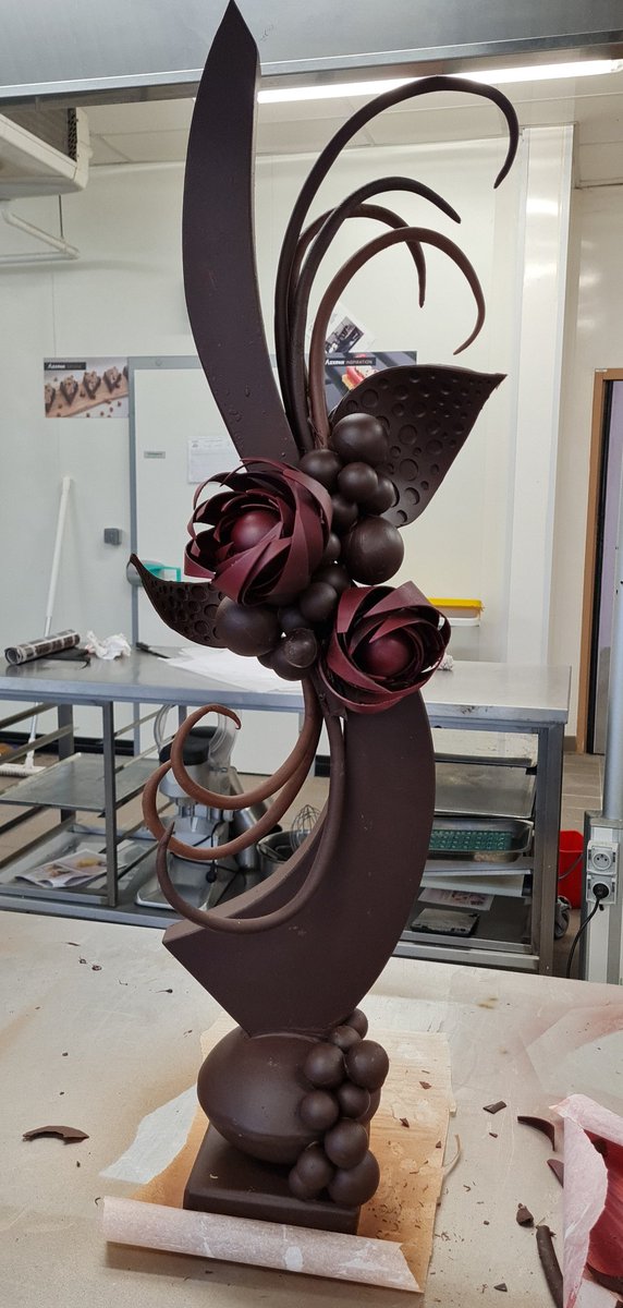 KimberleyChopin's tweet photo. Chose promise, chose due. Voici ma première pièce artistique entièrement en chocolat en avant/après.
Je me suis surprise à aimé travailler le chocolat, même après plusieurs kilos à tabler 😅 https://t.co/lgvgcJBSzD