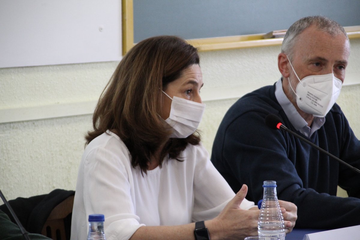 CSAsalamanca's tweet photo. Pablo Iglesias -INSAVET-, Consuelo Serres -UCM- y Joaquín Sopena -CEU Cardenal Herrera- nos presentan los estudios y perspectivas de la profesión de veterinaria. #VISF #EnseñarEducando https://t.co/M0wT49cMLG