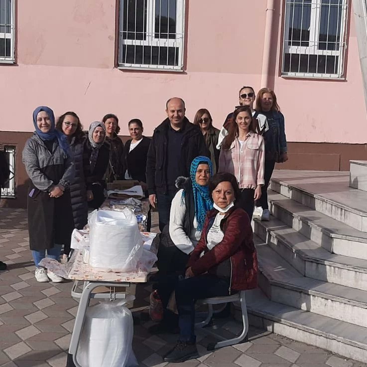 sehitrahmi's tweet photo. Okul aile birliğimizin organizasyonu ile düzenlediğimiz kermesimiz çok yoğun bir katılım ile gerçekleştirildi. Emekleri için tüm velilerimize ve öğretmenlerimize çok teşekkür ediyorum. Biz büyük bir aileyiz. 👍😊👏 https://t.co/Zz2UQEaorB