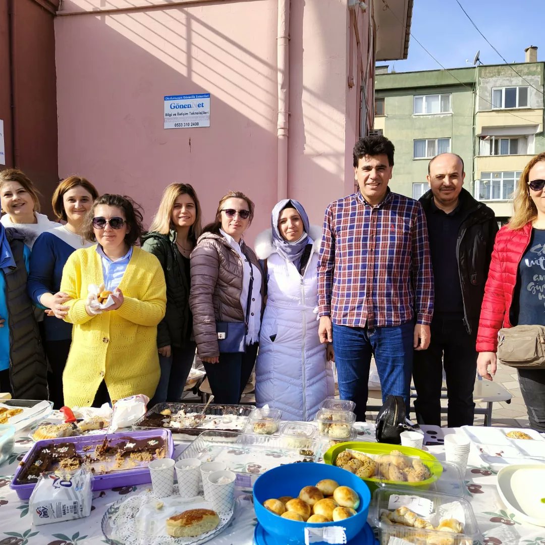 sehitrahmi's tweet photo. Okul aile birliğimizin organizasyonu ile düzenlediğimiz kermesimiz çok yoğun bir katılım ile gerçekleştirildi. Emekleri için tüm velilerimize ve öğretmenlerimize çok teşekkür ediyorum. Biz büyük bir aileyiz. 👍😊👏 https://t.co/Zz2UQEaorB