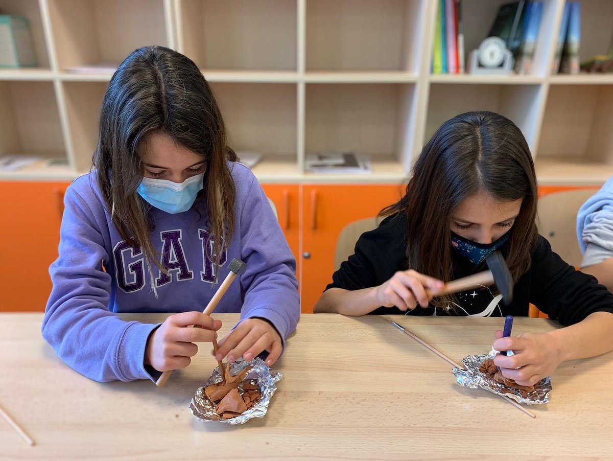 VedrunaTona's tweet photo. PALEONTÒLEGS EN PROCÉS! 🦖
Ahir l’alumnat de 4t de Primària va visitar el Museu Palentològic de Sabadell en motiu del treball que han iniciat sobre la Prehistòria!
Quin goig de museu! ❤️
#SortidesEVT #PrimàriaEVT #quedemaVedruna https://t.co/XZ6Ih3WGgB