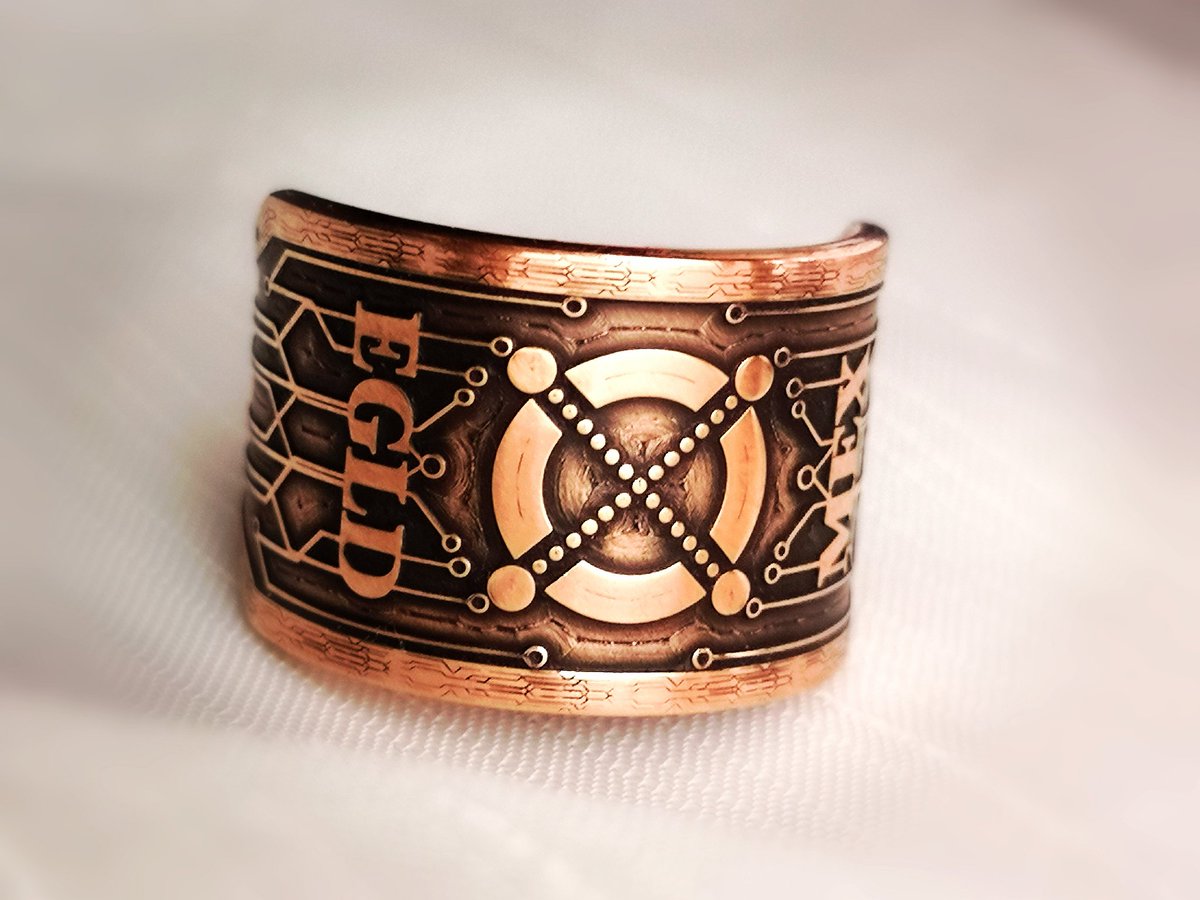 LightCraftNFTs's tweet photo. There's 2 hour left for the auction of number one NFT copper ring and the winner will also get a silver ring 🎁 Both with claimable real rings.
You can bid here👇
https://t.co/3ZeBeDefbz

#Phygital #NFT #elrond https://t.co/8Mg3axqqxB