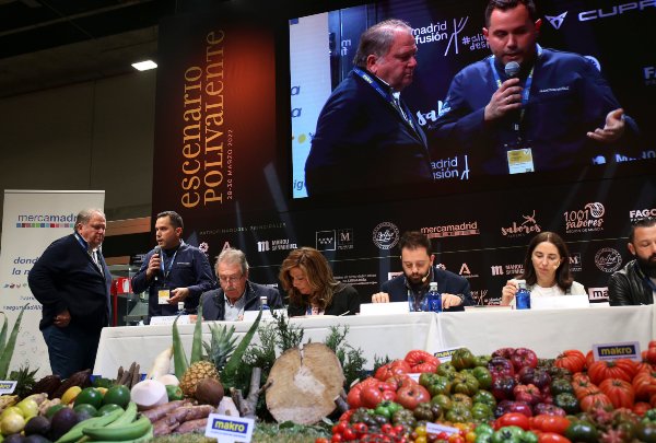 ClusterMMA's tweet photo. Fran Muñoz, de El Parador Playa de Benalmádena, gana el concurso 'Cocinando el Mar' de Mercamadrid, en #madridfusion2022. Enhorabuena al chef y a todos los que hacen más grande cada día la cocina azul. La foto es de Madrid Fusión #economiaazul #cocinaazul #gastronomiaazul https://t.co/Z1Uoj6FbcI