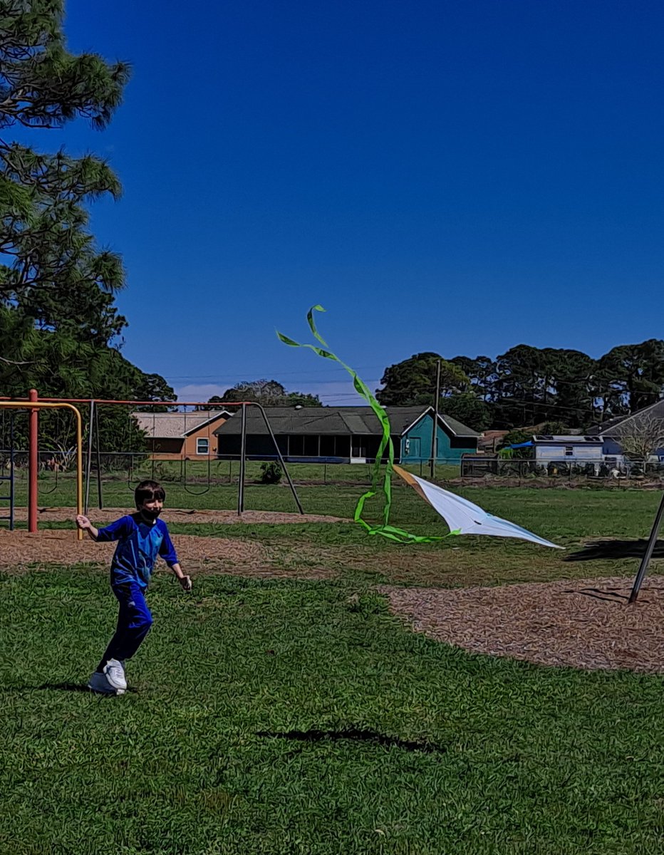 BrevAfterschool's tweet photo. The students at Discovery designed, built, and flew their very own Kites. #AfterschoolWorks #BAS321 https://t.co/yR6v4YjuD7