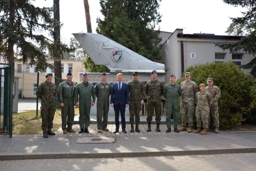 mblaszczak's tweet photo. Uczestniczyłem dziś w Centrum Operacji Powietrznych w odprawie poświęconej analizie bezpieczeństwa. Razem z sojusznikami #USA zwiększamy interoperacyjność. https://t.co/P27QnePXHT