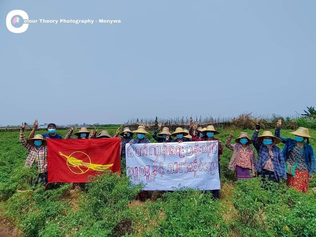kk_jgk's tweet photo. The peaceful pro-democracy farmers from a village of Monywa-Amyint Road gathered together and staged a peaceful anti-authoritarian guerrilla strike. #2022Mar30Coup  #SaveAbducteesLives  #WhatsHappeningInMyanmar https://t.co/FFTRTYiUgh