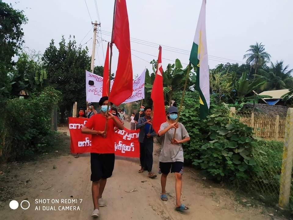 Khithitofficial's tweet photo. ရေကြည်ပင်ရွာတွင် အကြမ်းဖက် ဖက်ဆစ် ဆန့်ကျင်ရေး ညနေခင်း သပိတ်ပြုလုပ်

ရန်ကုန်၊ မတ် ၃၀

ယင်းမာပင်မြို့နယ် ရေကြည်ပင်ရွာတွင် ပြည်သူများက အကြမ်းဖက် ဖက်ဆစ် စစ်အာဏာရှင်ဆန့်ကျင်ရေး ညနေခင်းသပိတ်ကို မတ် ၃၀ ရက်နေ့တွင် ပြုလုပ်ခဲ့သည်။ https://t.co/gjrR7Oc68A
