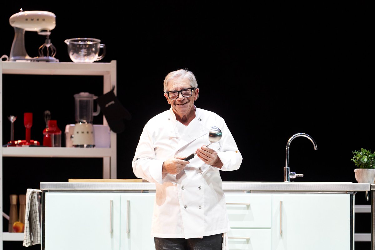 Teatre_Goya's tweet photo. Amb el restaurant ple el #MasterXof, amo de La Perdiueta Eixerida, acaba de saber que la seva família vol tancar i vendre el restaurant amb l’excusa d’una jubilació que no vol. Emprenyat i decebut es tanca a la cuina i prepara un particular menú.
🎟️ https://t.co/CKITfTYrQW https://t.co/Z5DalJnV3y
