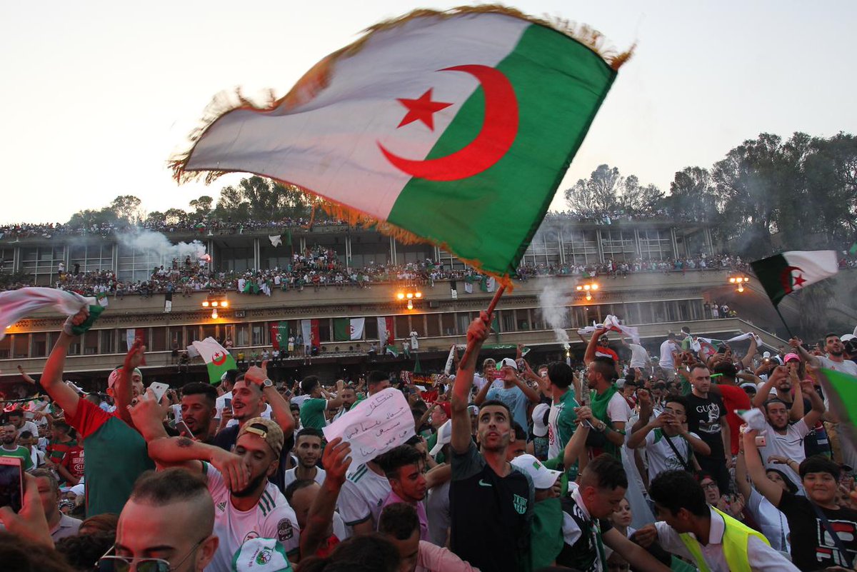 Rayma_khe's tweet photo. #Replay_Algeria_Cameroon 
#Replay_Algeria_Cameroon la qualification était pour nous ! On nous a volé dans notre propre pays! Devant les yeux du monde entier ! Il faut faire bouger les choses ! Stop à la corruption ! On ne lache rien ! on est LES ALGÉRIENS !!!!!!🇩🇿🌟🌟 https://t.co/OQGF0wTZxT