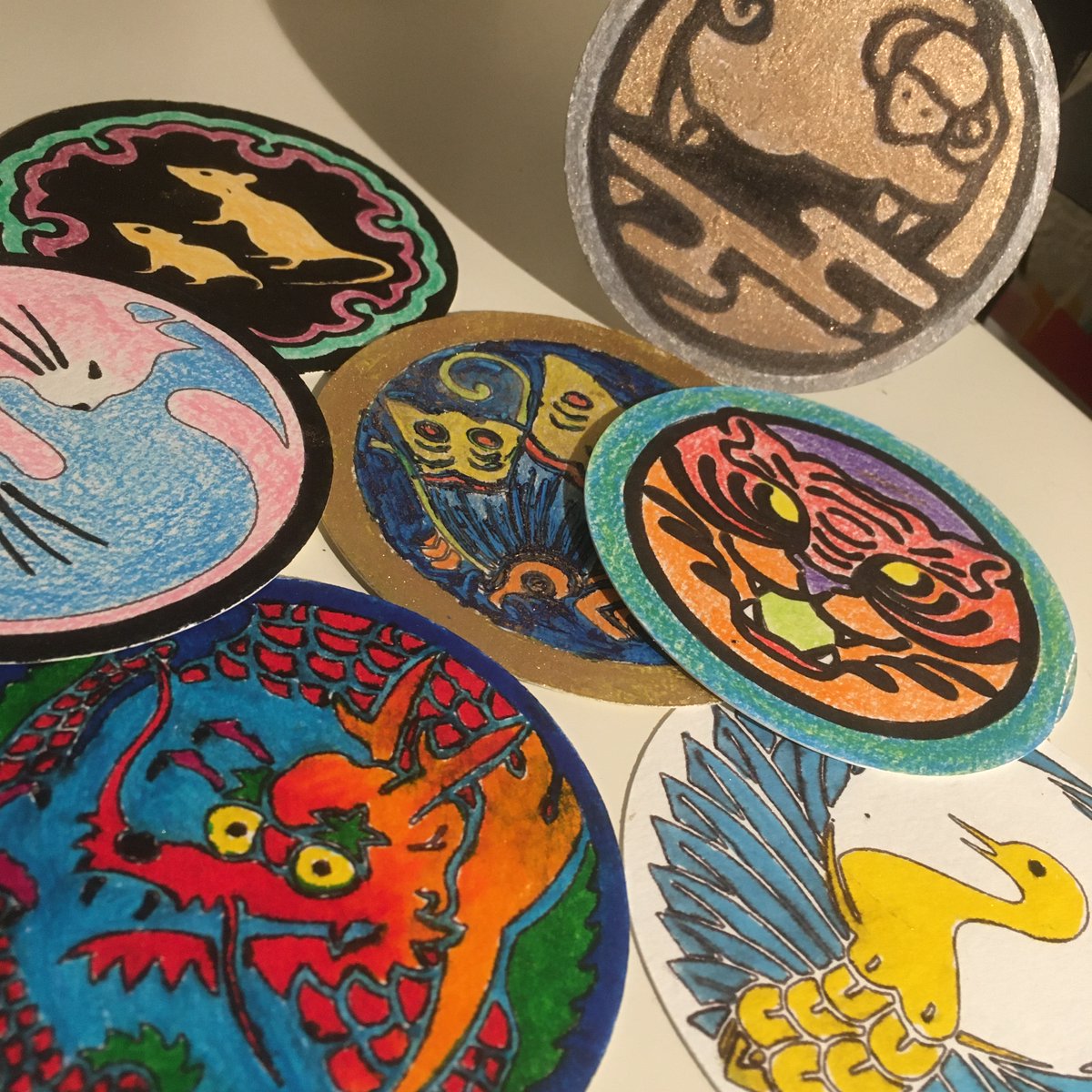 Ce samedi à #Brest: RDV pour une après-midi à l'heure japonaise à la #Maisondelinternational. Au menu néo-vintage post-50's des <a href="/cosmikats/">Les Chats Cosmiques</a> : un atelier "Coupez, Tracez, Collez, Coloriez" + Grimaciel, une surprise surprenante dont @0x2042 vous en dira bientôt plus...