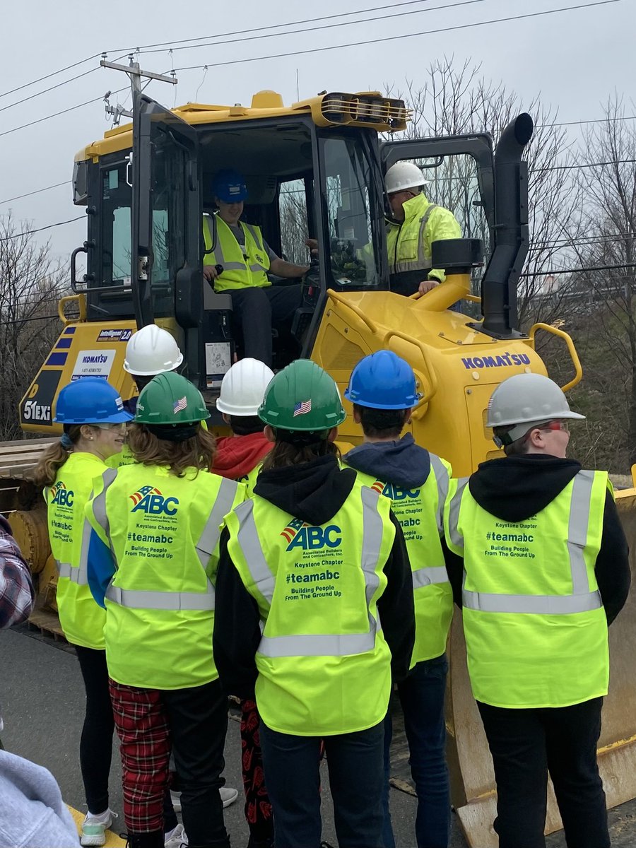 WestShoreSD's tweet photo. 🚜 Today, our middle school students participated in @ABCKeystone’s Construction Wars. During the event students had the opportunity to get their hands dirty and discuss potential #CareersInConstruction with volunteers from multiple trades. 
#WestShorePartners https://t.co/H1pR1PTej3