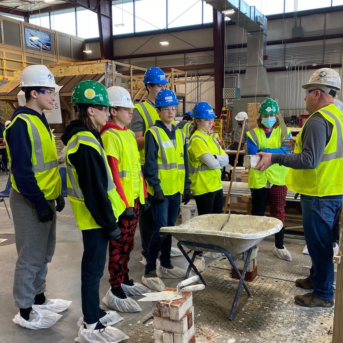 🚜 Today, our middle school students participated in <a href="/ABCKeystone/">ABC Keystone</a>’s Construction Wars. During the event students had the opportunity to get their hands dirty and discuss potential #CareersInConstruction with volunteers from multiple trades. 
#WestShorePartners