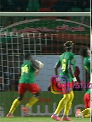 YounHya's tweet photo. @FIFAWorldCup @FecafootOfficie #replay_Algeria_Cameron this isn't fair we need a clean game dnt play like teenagers https://t.co/wq03je8EDd