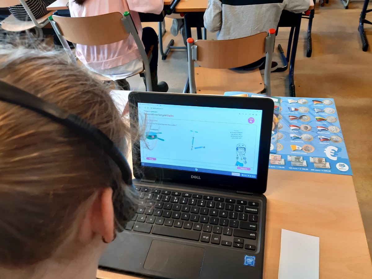 kcnicolaas's tweet photo. Vandaag stonden de rekenlessen bij ons op school in het teken van #deweekvanhetgeld
Onderwerpen zoals contant geld, pinnen en herkennen van vals geld kwamen onder andere voorbij. @eurowijs https://t.co/SvTS0NH1uF