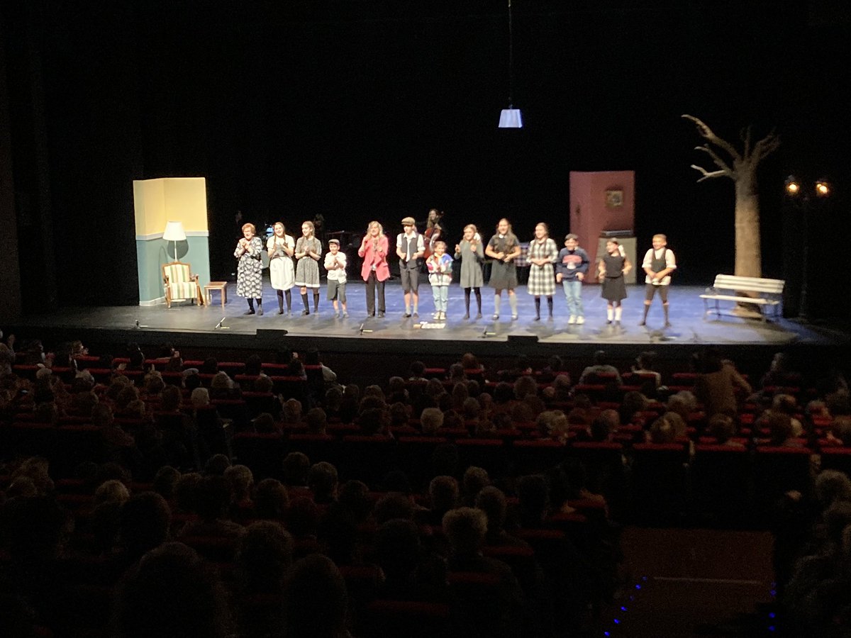 Ens heu tornat a emocionar!Una funció fantàstica aquesta tarda al #kursaalmanresa! Enhorabona a tot l’equip del #musical #Bruna de @marpuig02 i <a href="/MateuPeramiquel/">Mateu Peramiquel</a>.

#ciclegentgran #brunaelmusical #manresa #teatrekursaalgall #ullastrell
