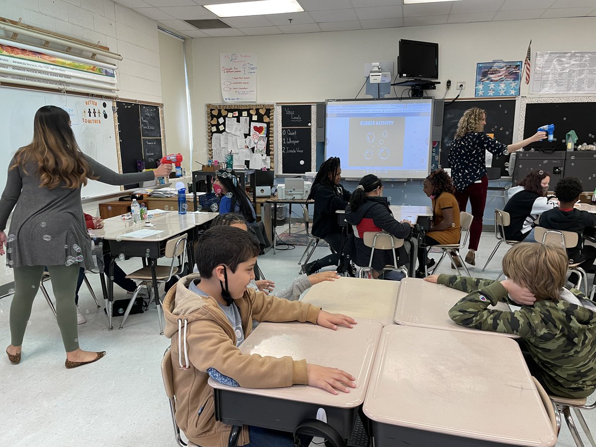 SparrowRoadInt1's tweet photo. This week’s guidance lesson was all about self-control.  This bubble activity really hooked our students!  They had great discussions about their emotions as they practiced self control by not popping the bubbles. #bebraveSRI @cpschoolsva https://t.co/zU6G5Xl1KW