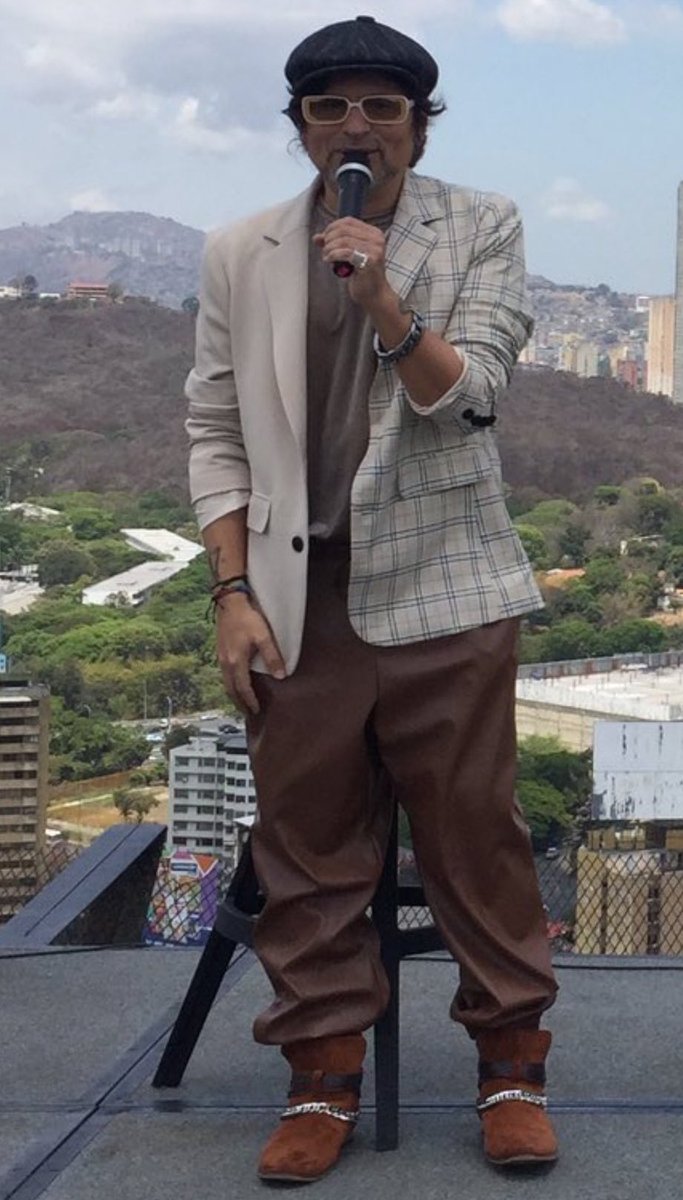 FortuneCris's tweet photo. Serán los hermanos primera pero esa ropa está de lo último https://t.co/KOvwLd0xAt