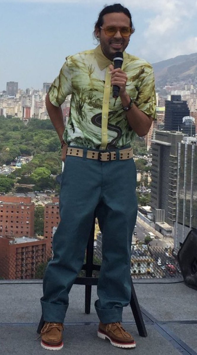 FortuneCris's tweet photo. Serán los hermanos primera pero esa ropa está de lo último https://t.co/KOvwLd0xAt