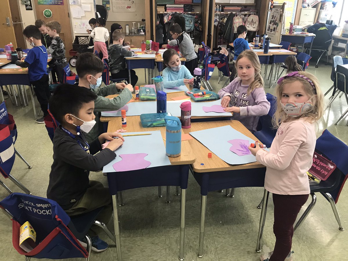 MrsPaolisStars's tweet photo. Busy working on a spring art project. https://t.co/EDWswTFgJW