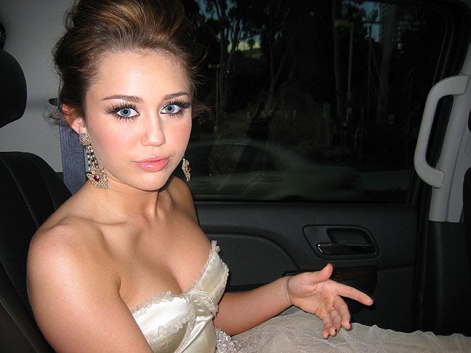 TeamMileySWE's tweet photo. just 12 years apart https://t.co/nWWA9CJggZ