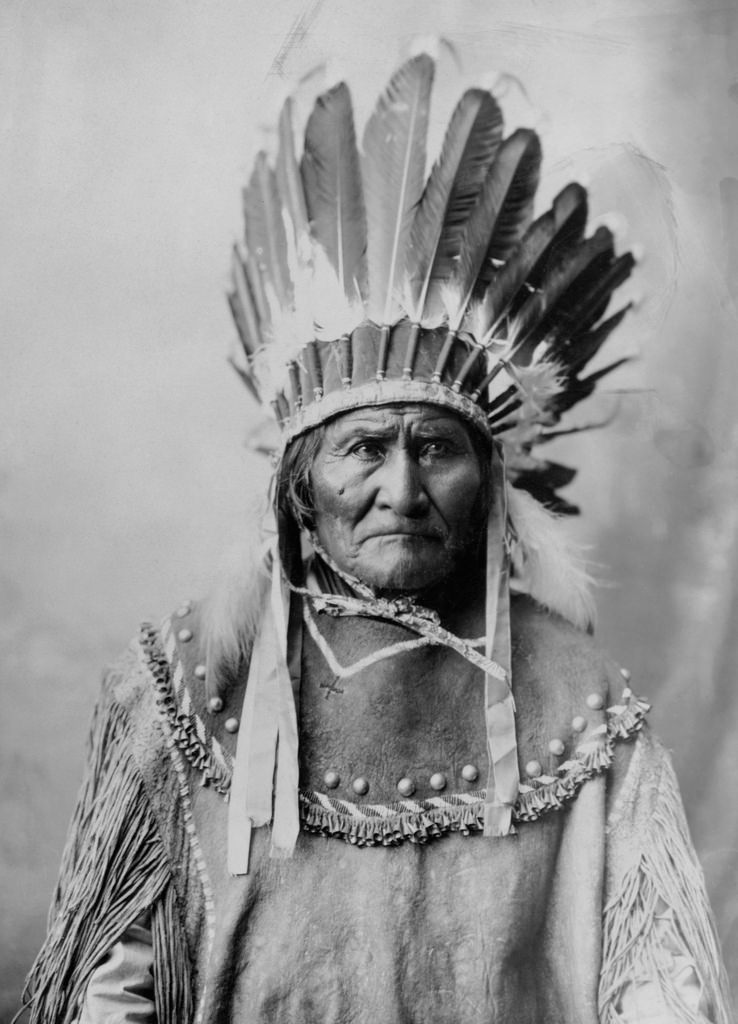 Geronimo de laatste Indianenleider van de Apaches rond 1900 en zijn stam gingen niet dood aan de griep, maar werden uitgemoord door de Amerikanen. Zijn schedel staat nog steeds in the Tomp...bij Skull and Bones een geheime genootschap waar Bush kind aan huis was. #illuminatie