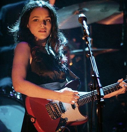 Happy birthday Norah Jones 43 years old 