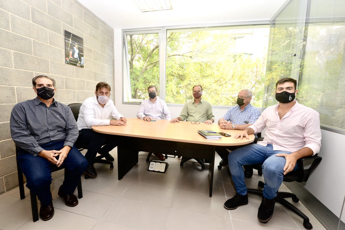 MinHabitatPBA's tweet photo. Nos reunimos con Fabián Polverini, secretario general de Luz y Fuerza de Mar del Plata y con otros referentes del sindicato. 
Seguimos trabajando con @luzyfuerzamdp en la coordinación de políticas públicas destinadas al acceso al hábitat de las y los marplatenses. https://t.co/FPDVih4efc