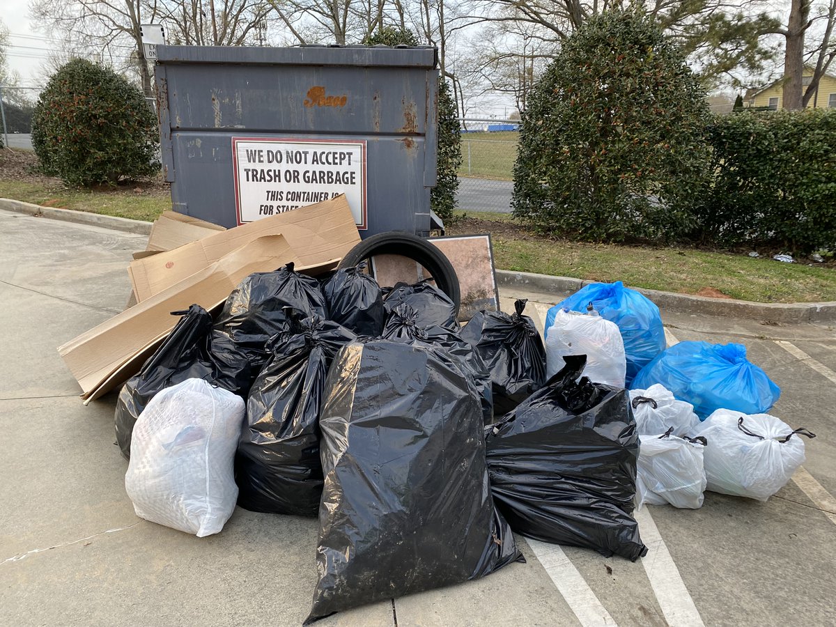 KSBSmyrna's tweet photo. Our tireless KSB volunteers hauled in 231 pounds of litter, including 66 pounds of recycling, on Freeman Parkway yesterday evening. It was A LOT!
#KeepSmyrnaBeautiful #SmyrnaGA #EndLittering #FightDirty https://t.co/y6zhYx2kM1