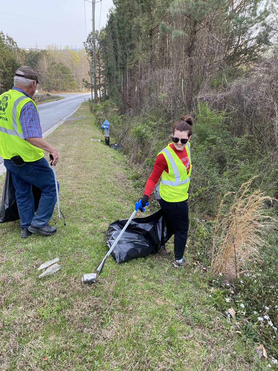 KSBSmyrna's tweet photo. Our tireless KSB volunteers hauled in 231 pounds of litter, including 66 pounds of recycling, on Freeman Parkway yesterday evening. It was A LOT!
#KeepSmyrnaBeautiful #SmyrnaGA #EndLittering #FightDirty https://t.co/y6zhYx2kM1