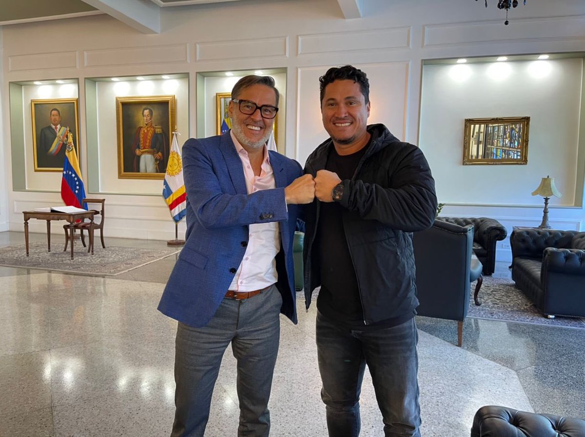 plasenciafelixr's tweet photo. Saludamos al grandesligas venezolano, Magglio Ordóñez, intercambiando sobre la tradición y fortaleza de nuestro país en el béisbol. El Gobierno venezolano está comprometido con el beisbol nacional y nuestras jóvenes figuras que enaltecen el nombre de Venezuela en el mundo entero. https://t.co/CysN10Ka3J