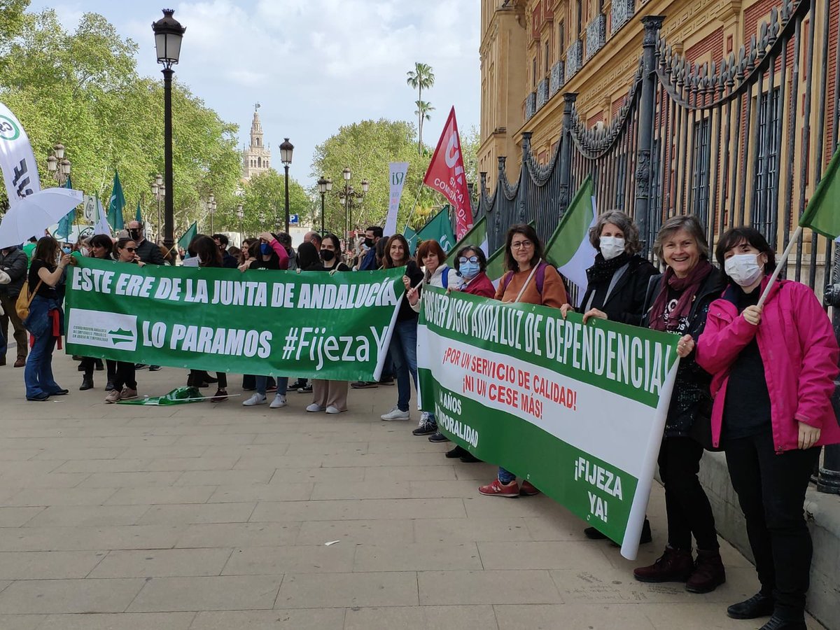 laureane7's tweet photo. Esta mañana en la concentracion en San Telmo convocada por los sindicatos mayoritarios.
Para nosotras,hoy fue una jornada MAS de lucha ,por la estabilidad laboral que llevan años negándonos! https://t.co/0HgBIA9OPp