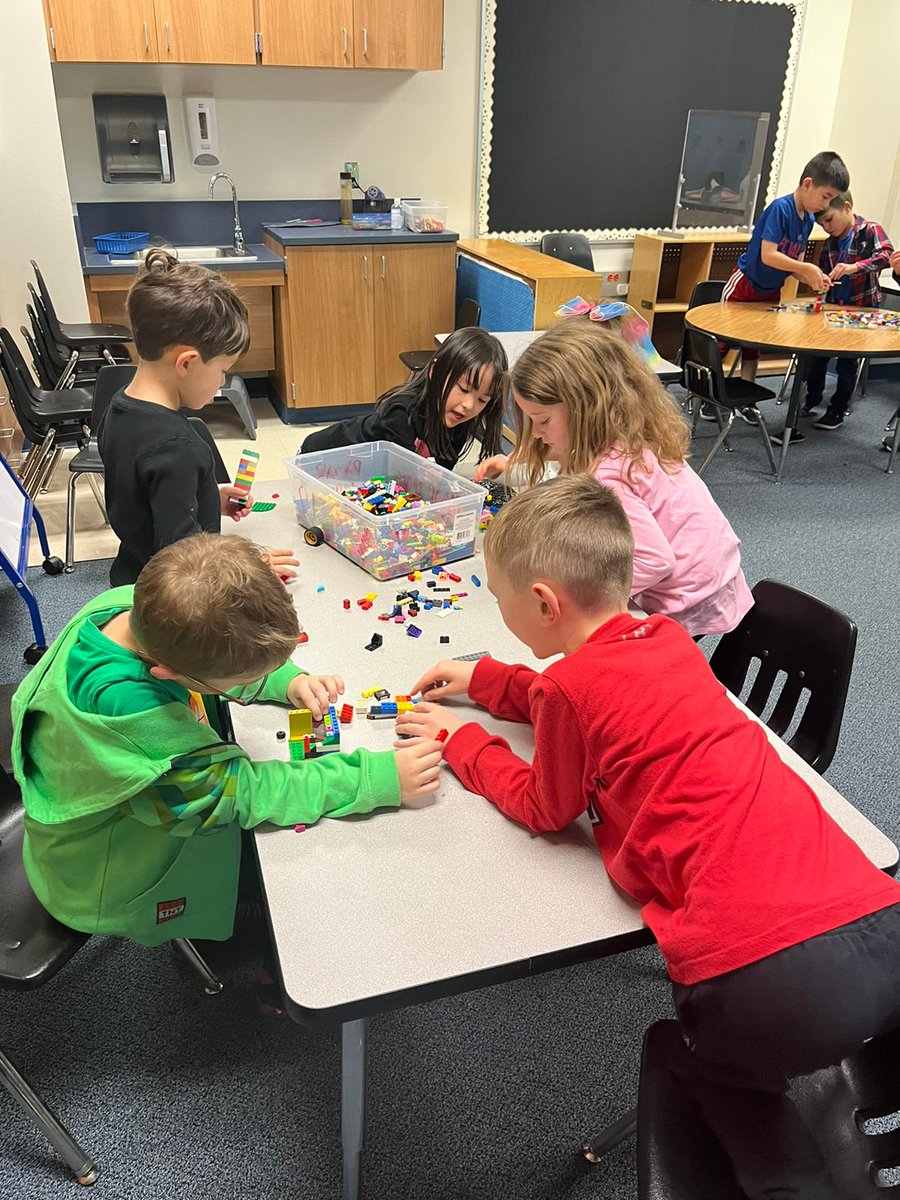 AldridgePasar's tweet photo. @AldridgePASAR students building team work by building LEGO together https://t.co/NDSuYJGyW3