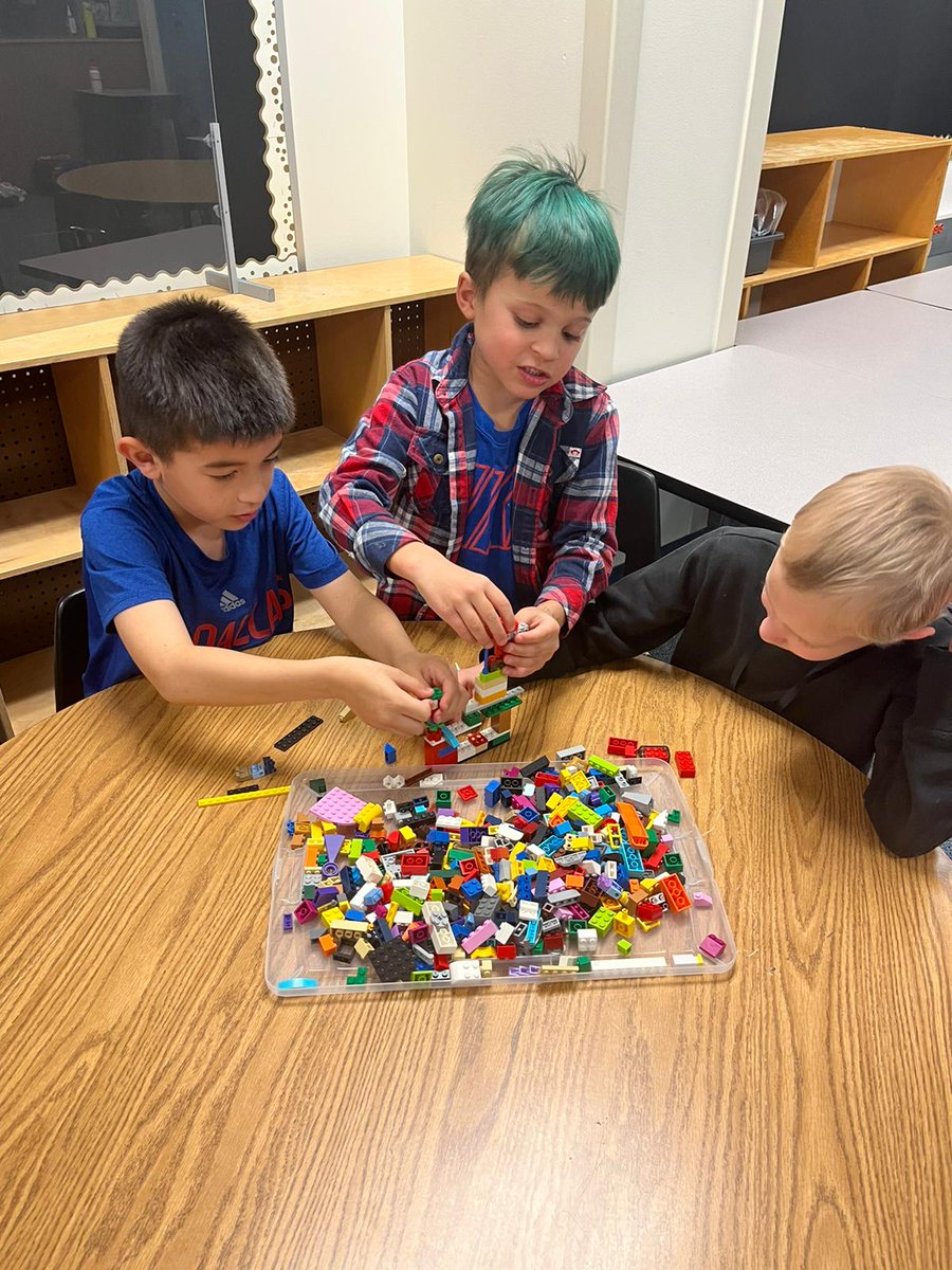 AldridgePasar's tweet photo. @AldridgePASAR students building team work by building LEGO together https://t.co/NDSuYJGyW3