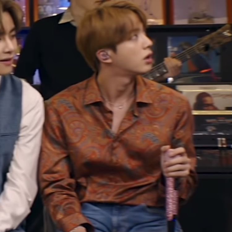 dailyjinwaist's tweet photo. don’t you just find it attractive when seokjin https://t.co/kQkrEDFjCe