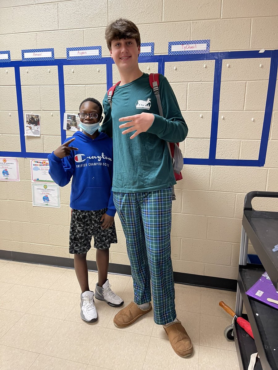 SeeTheAble1's tweet photo. More fun on #Pajama day with the #Unified PE/Health class!๐คEven last semesterโs class got in on the fun! ๐#SCUnified #R1Unified #BestOfCMS ๐ด๐ค๐@CraytonMiddle @Rosita1322 @sosouthcarolina @R1Sped https://t.co/FLbrIT1fM1