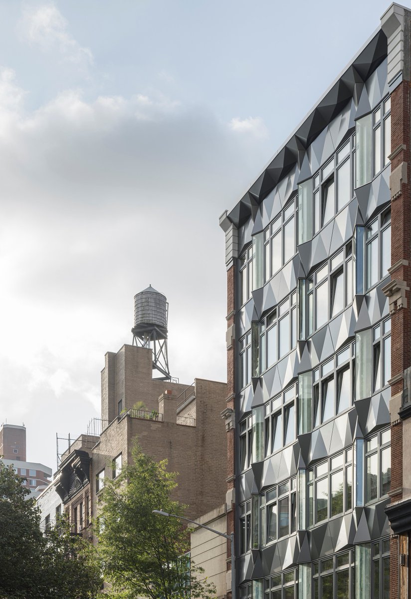 ScalarArch's tweet image. A FAÇADE FOR A NEW ENVIRONMENTAL AND DIGITAL CONTEXT
Thanks for the Article @METALOCUS &amp;amp; Juan Barba
Photo by @imgsubliminal 
 #Manghattangenge #scalararchitecture #architectureview #facadedesign #environmentaldesign #enviromentalfacades #digitalfabrication #facadepanel #NYC