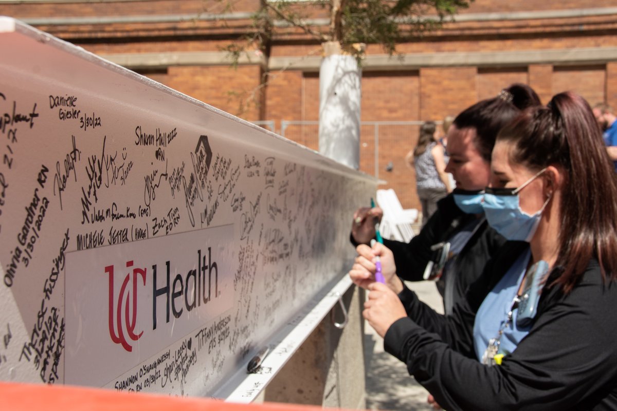 As part of our $221 million Clifton Campus revitalization project, the final structural beam was signed and placed atop the new emergency department and surgical building at UC Medical Center. uchealth.com/en/media-room/…