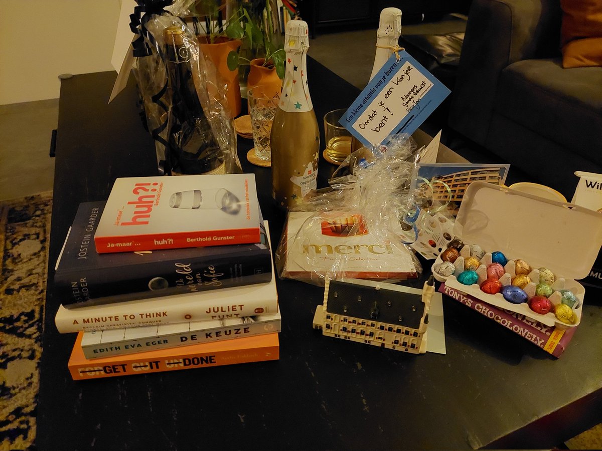 Ja jongens,  vandaag was het zover.

De allerlaatste werkdag voor <a href="/SamenvoorGouda/">Samen voor Goud</a> 

Overladen met cadeaus. Dankbaar ben ik en natuurlijk veel zin in komende tijd.

Maar wat ga ik m'n collega's,  samenw-partners, jongeren en de vele mooie Gouwenaren missen.

#Gouda bedankt!