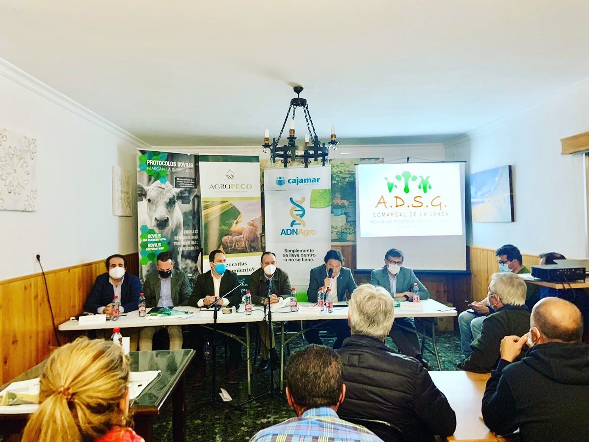 dsanchezroman's tweet photo. Finalizamos el día en #Vejer con cientos Agricultores y Ganaderos 

Una jornada infor sobre la futura PAC, Ayudas de jóvenes agricultores, o el nuevo Decreto de sequía aprobado por @AndaluciaJunta
Encantado de estar, merece toda la sensibilidad y Ayuda!

@MedioAmbAND @CadizJunta https://t.co/105Reei3IY