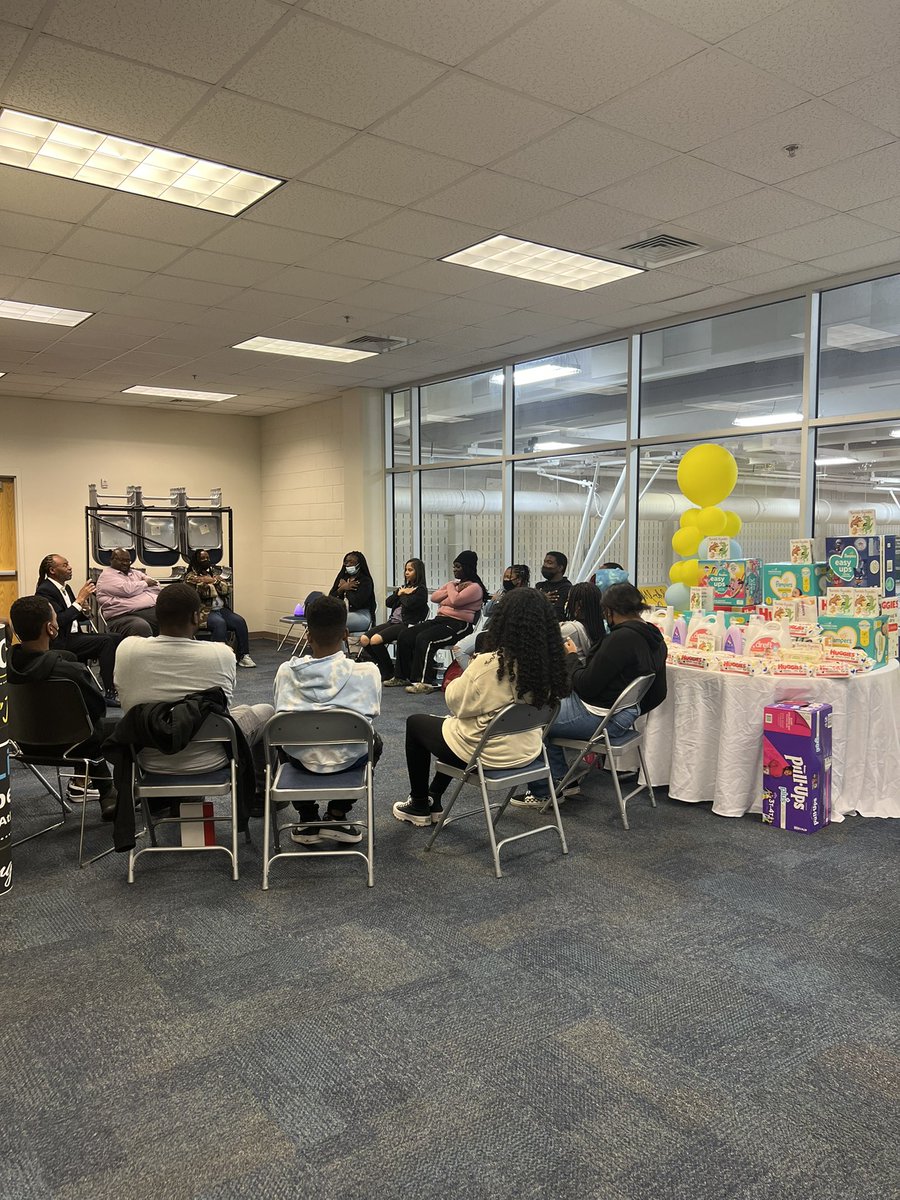 BeMaysREG_JG's tweet photo. Healing Circle currently!! Such a wonder exercise. “I love myself”!! #helloliteracy @ByrdsongWalker @APSMaysRaiders @DrWilkinsBEMHS @MckenzieMaysHS https://t.co/CBXYmrelYt