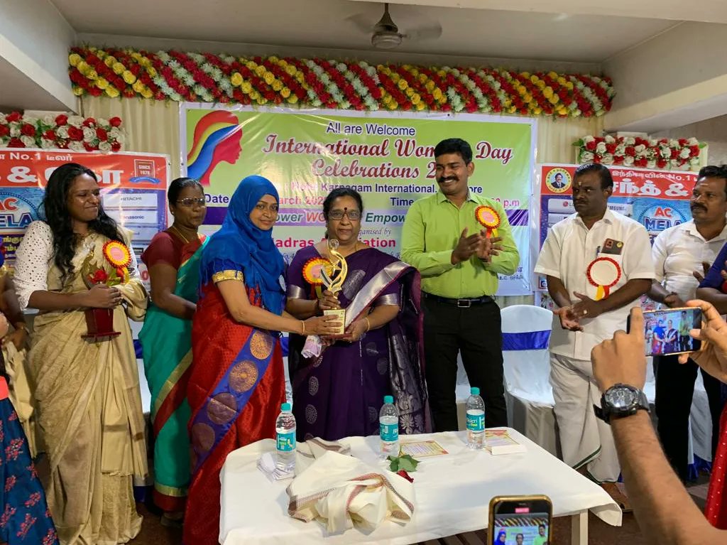NaduFor's tweet photo. TNSCW தலைவர் குமரி விஜயகுமார் அவர்களும் தமிழ்நாடு மாநில மகளிர் ஆணைய உறுப்பினர் கீதா நடராஜன் அவர்களும் ஈரோடு சத்தியமங்கலம் பகுதியில் ரீடுநிறுவனத்தினர் நடத்திய குழந்தை பாதுகாப்பு மாரத்தான் போட்டியில் கலந்து கொண்டு கொடியசைத்து போட்டியை தொடங்கி வைத்தனர். https://t.co/tpCPXLRJxT