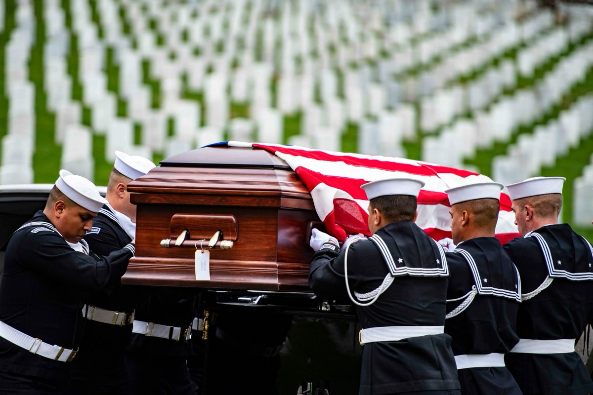 libraryofwar's tweet photo. Sailors conduct military funeral honors for Navy Seaman 1st Class Walter Stein at Arlington National Cemetery, Va., March 24, 2022. Stein was killed during the attack on Pearl Harbor while serving aboard the USS Oklahoma. The Defense #POW #MIA Accounting Agency. #USNavy https://t.co/3GKvY7MGPG