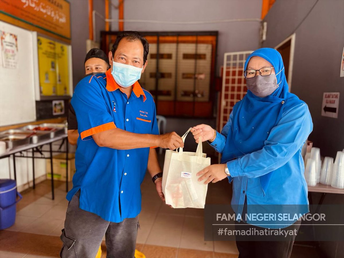 FAMASelangor's tweet photo. 30 Mac 2022 | Rabu | Puchong

Sekitar Program Sambutan Pra Ramadan bersama usahawan Pasar Tani Kekal Puchong yang diadakan di PasarTani Puchong selepas waktu urusniaga. 

Program ini juga turut dihadiri oleh YBrs. Puan Aiada Binti Abdul Rashid, Pengarah FAMA Negeri Selangor. https://t.co/Ndu3cwvX6r