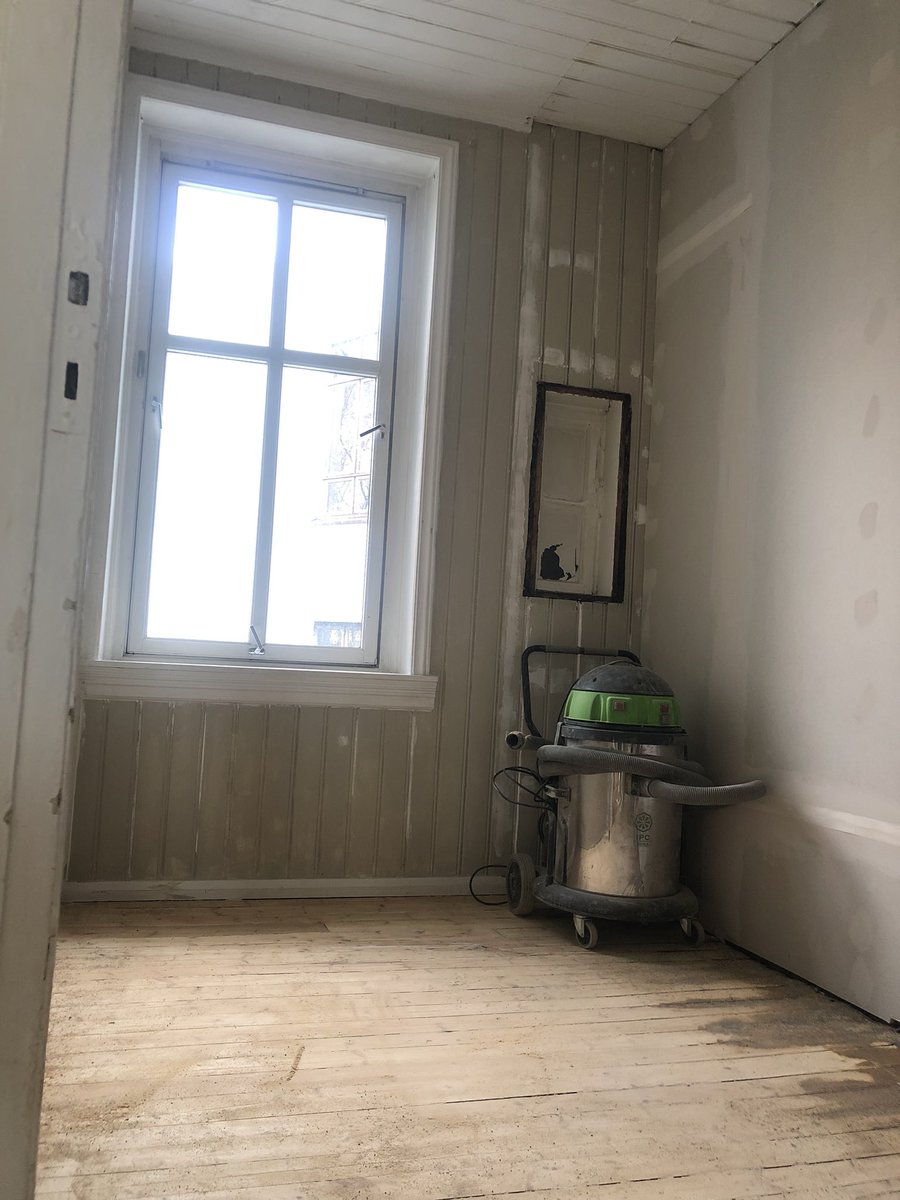 Nytt prosjekt på Løkka på gang. På dette objektet kjører jeg bohemstilen fullt ut med teglsteinsvegg, panel og slipte originalgulv. Hvis noen er glad i vintage/retro stilen så fyr løs med forslag ⚒️🏚🏠