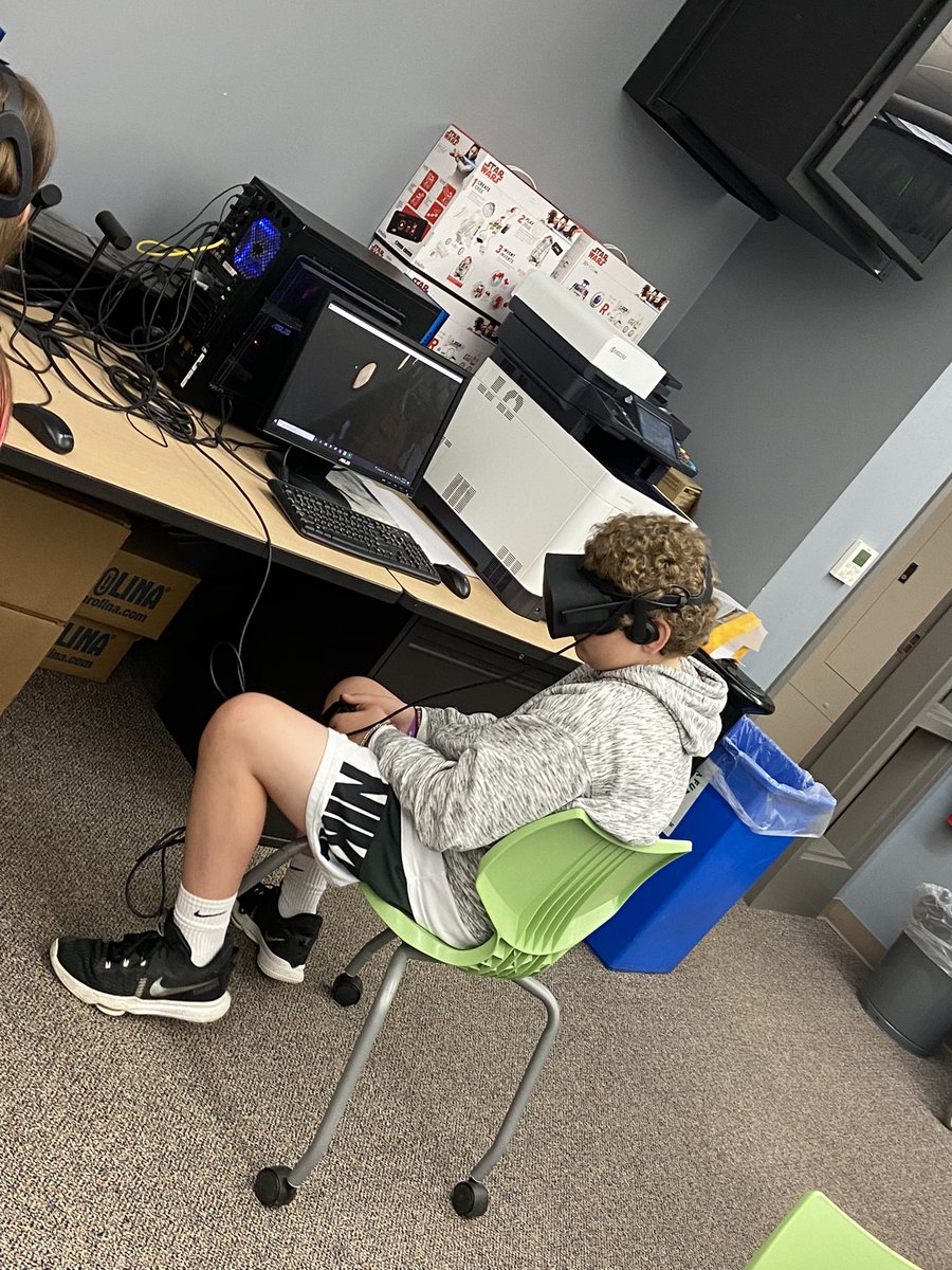 Reindl5th1's tweet photo. Leaning about navigational tools on #zSpace and experiencing the titanic on #oculus while creating magazine covers in miss Pellinghelli’s literature classes. https://t.co/kilRiP477c