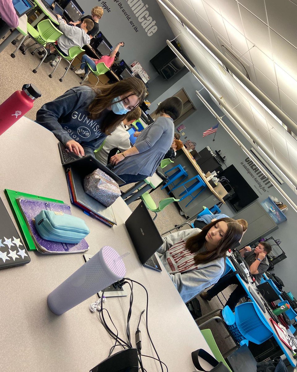 Reindl5th1's tweet photo. Leaning about navigational tools on #zSpace and experiencing the titanic on #oculus while creating magazine covers in miss Pellinghelli’s literature classes. https://t.co/kilRiP477c
