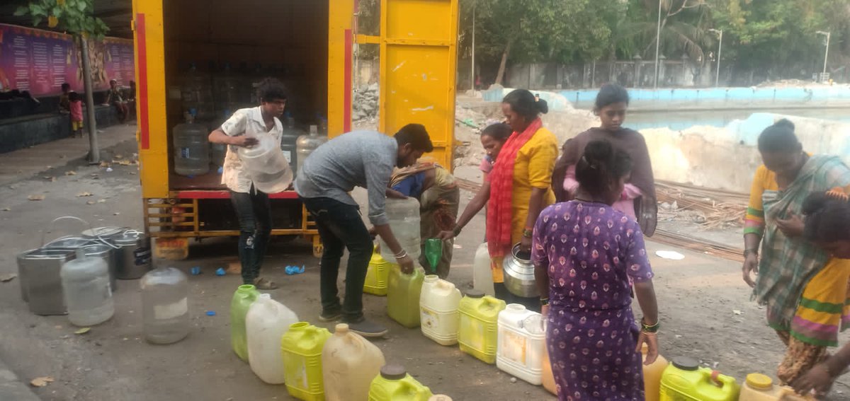 Khushiyaan_Org's tweet photo. Water Distribution- #week61 .
Location - Thane East, Brahmand, Airoli sector-19.
600 families at our Mumbai Rotighar slums is benefitted with clean drinking water weekly. https://t.co/pH9UtJLRr2