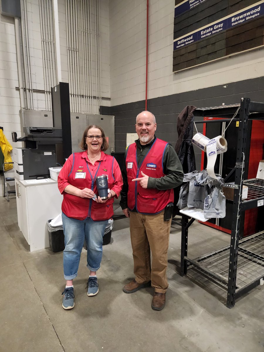 TylerSeijo's tweet photo. Bonnie receiving her YETI and president club badge for selling over a million dollars in pro for the 2021 fiscal year. @JBBailey9 @JBBailey9 @BenitoKomadina @BlueBoxR1 @ShaneGagne76 @BonnieJ77032884 @Brandon73676211 https://t.co/DieVLyxzj5