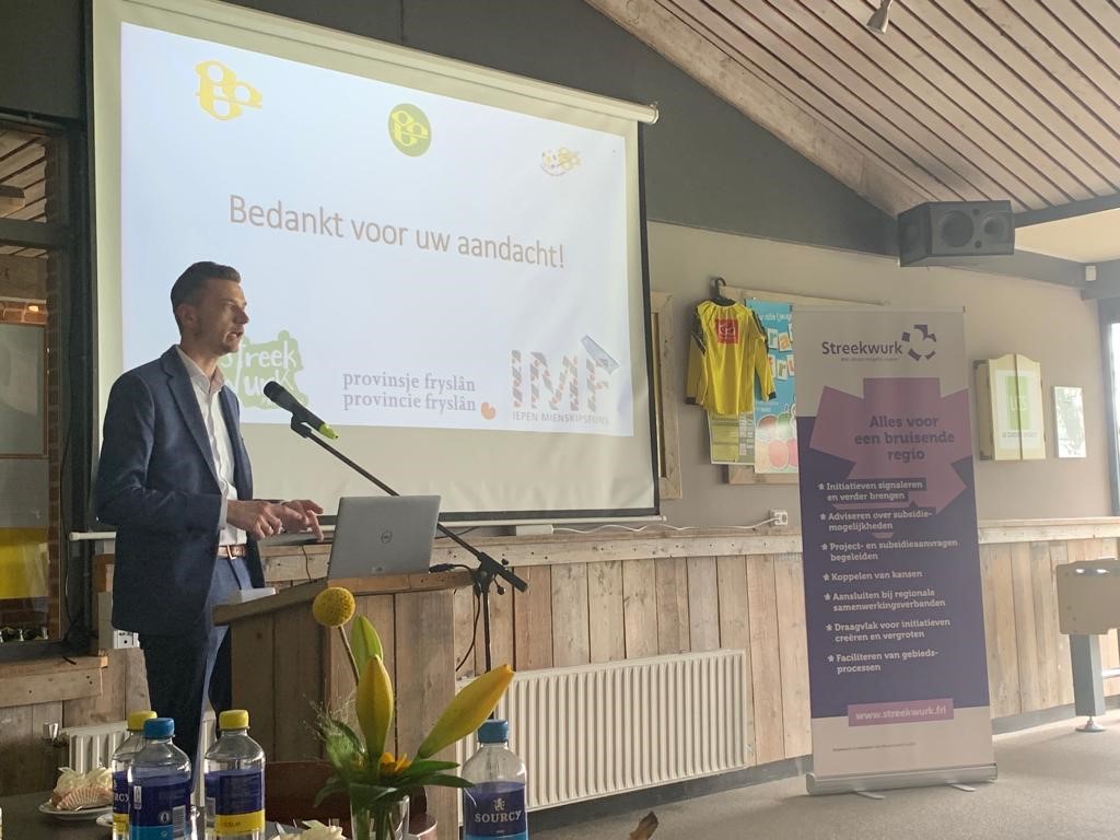 Vandaag namen we @PSFryslan mee op #regiotour. Met een bezoek aan dorpshuis de Fjouwer, brasserie Om de dobben en <a href="/vvONT/">v.v. ONT Opeinde</a> en presentaties van o.a. @JeroenGebben en <a href="/jellezoetendal/">Jelle Zoetendal</a> hebben we het werk van Streekwurk zichtbaar kunnen maken. Tige tank alle oanwêzigen!#krachtvanderegio