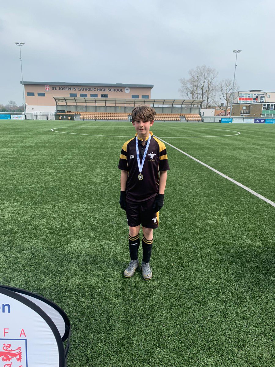 JHGS_Sport's tweet photo. 🏆Year 8 County Cup Champions🏆 An amazing 4-1 victory against the Buckingham School sees JHGS lift the trophy. Goals from Max C &amp; a hat-trick for Maks W!⚽️ Well done to all involved. MOTM - Maks W #Champions https://t.co/8v2H121Ekp